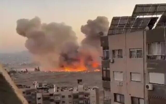 مقطع فيديو يتم تداوله على وسائل التواصل الاجتماعي يُظهر غارة جوية إسرائيلية في قاعدة المزة الجوية بالقرب من دمشق، سوريا، 8 ديسمبر، 2024. (Screenshot via X, used in accordance with Clause 27a of the Copyright Law) مقطع فيديو يتم تداوله على وسائل التواصل الاجتماعي يُظهر غارة جوية إسرائيلية في قاعدة المزة الجوية بالقرب من دمشق، سوريا، 8 ديسمبر، 2024. (Screenshot via X, used in accordance with Clause 27a of the Copyright Law)