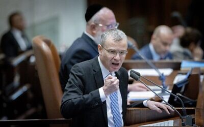 وزير العدل ياريف ليفين يتحدث في جلسة للهيئة العامة للكنيست، 4 ديسمبر، 2024. (Chaim Goldbergl/Flash90)