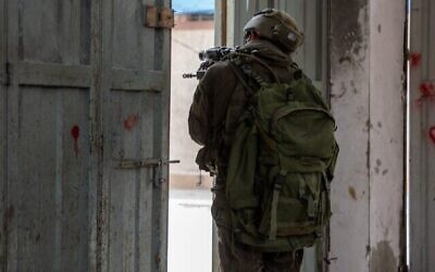 جنود من لواء ناحل يعملون في رفح بجنوب غزة، في صورة تم نشرها في 8 أغسطس، 2024.  (Israel Defense Forces)