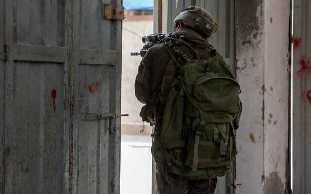 جنود من لواء ناحل يعملون في رفح بجنوب غزة، في صورة تم نشرها في 8 أغسطس، 2024. (Israel Defense Forces) جنود من لواء ناحل يعملون في رفح بجنوب غزة، في صورة تم نشرها في 8 أغسطس، 2024. (Israel Defense Forces)