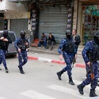 قوات الأمن الفلسطينية تتجمع في موقع احتجاج ضد المواجهات بين قوات الأمن الفلسطينية وفصائل مسلحة في مدينة جنين شمال الضفة الغربية في 21 ديسمبر 2024. (Jaafar Ashtiyeh/AFP)