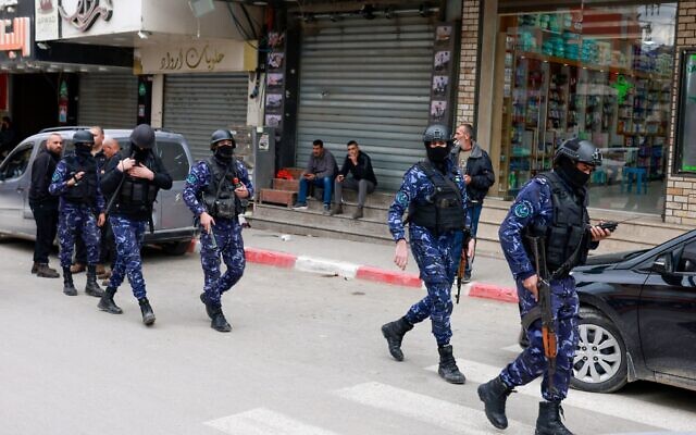 قوات الأمن الفلسطينية تتجمع في موقع احتجاج ضد المواجهات بين قوات الأمن الفلسطينية وفصائل مسلحة في مدينة جنين شمال الضفة الغربية في 21 ديسمبر 2024. (Jaafar Ashtiyeh/AFP) قوات الأمن الفلسطينية تتجمع في موقع احتجاج ضد المواجهات بين قوات الأمن الفلسطينية وفصائل مسلحة في مدينة جنين شمال الضفة الغربية في 21 ديسمبر 2024. (Jaafar Ashtiyeh/AFP)