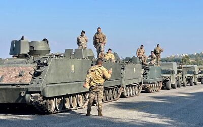 جنود لبنانيون يجلسون على دبابات متوقفة على طول طريق في بلدة الناقورة الساحلية في جنوب لبنان، على الحدود مع إسرائيل في 7 يناير 2025، بعد انسحاب إسرائيل من المنطقة كجزء من اتفاق وقف إطلاق النار بين البلدين. (AFP)