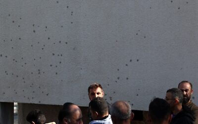 جدار تضرر بشظايا بعد غارة جوية إسرائيلية على قرية طمون بالقرب من نابلس، في شمال الضفة الغربية، 8 يناير 2025. (Zain JAAFAR / AFP)
