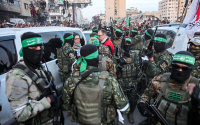 الصليب الاحمر يستلم رهينة اسرائيلية في اول ايام وقف اطلاق النار، 19 يناير 2025 (Photo by Omar AL-QATTAA / AFP)