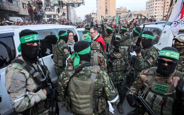 الصليب الاحمر يستلم رهينة اسرائيلية في اول ايام وقف اطلاق النار، 19 يناير 2025 (Photo by Omar AL-QATTAA / AFP)