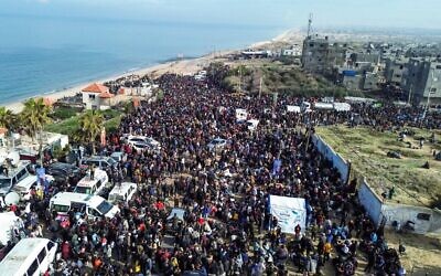 صورة جوية لنازحين من غزة يتجمعون في النصيرات، 26 يناير 2025 بانتظار العودة إلى منازلهم في شمال قطاع غزة (Photo by AFP)