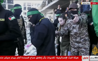 عناصر حماس يقتادون الجندية المحتجزة أغام بيرغر إلى منصة في جباليا شمال غزة لتسليمها إلى الصليب الأحمر في 30 يناير 2025 (Screen grab/YouTube)