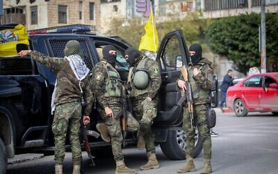 قوات الأمن الفلسطينية تحرس تجمع لأنصار حركة فتح في مدينة نابلس بالضفة الغربية، 5 يناير 2025. (Nasser Ishtayeh/Flash90)
