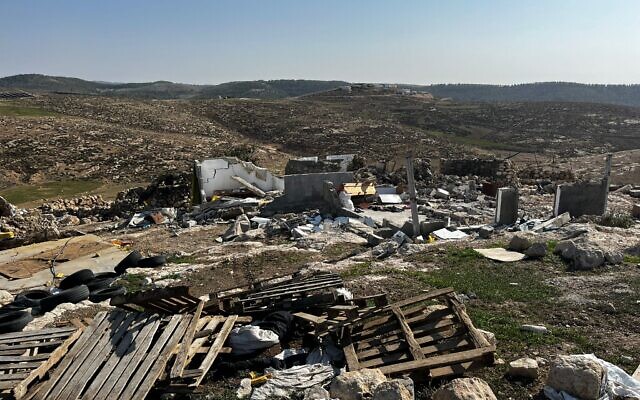 مباني مهدمة في قرية خربة زنوتة الفلسطينية، 4 ديسمبر 2023. (Courtesy Southern Mount Hebron Activists group) مباني مهدمة في قرية خربة زنوتة الفلسطينية، 4 ديسمبر 2023. (Courtesy Southern Mount Hebron Activists group)