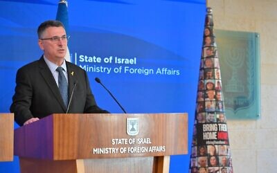 وزير الخارجية جدعون ساعر يتحدث في مؤتمر صحفي في وزارة الخارجية في القدس في 13 يناير 2025. (Shlomi Amsalem/GPO)
