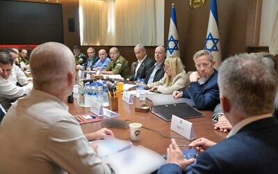 اجتماع مجلس الوزراء الأمني ​​في القدس للموافقة على اتفاق وقف إطلاق النار وإطلاق سراح الرهائن مع حماس، 17 يناير 2025. (Kobi Gideon/GPO)