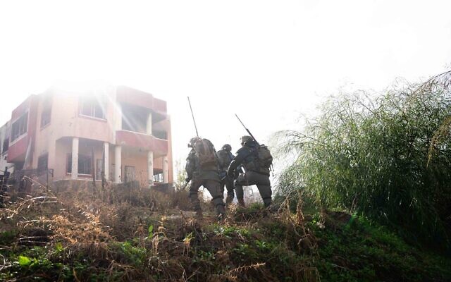 جنود إسرائيليون في شمال قطاع غزة، في صورة وزعها الجيش الإسرائيلي في 7 يناير 2025. (IDF)