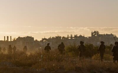 قوات من الفرقة 99 تعمل في وسط غزة، في صورة وزعها الجيش الإسرائيلي في 4 يناير، 2025. (Israel Defense Forces)