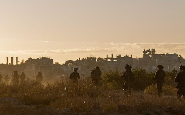 قوات من الفرقة 99 تعمل في وسط غزة، في صورة وزعها الجيش الإسرائيلي في 4 يناير، 2025. (Israel Defense Forces) قوات من الفرقة 99 تعمل في وسط غزة، في صورة وزعها الجيش الإسرائيلي في 4 يناير، 2025. (Israel Defense Forces)