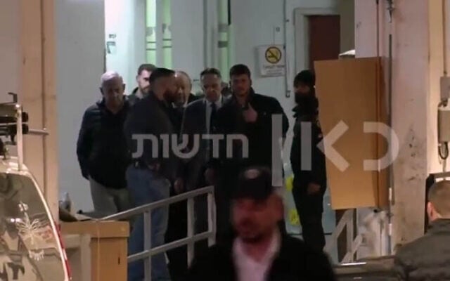 رئيس الوزراء بنيامين نتنياهو يغادر مستشفى هداسا عين كارم في القدس، بعد أربعة أيام من جراحة لاستئصال البروستاتا، 2 يناير، 2025. (Screenshot/KAN) رئيس الوزراء بنيامين نتنياهو يغادر مستشفى هداسا عين كارم في القدس، بعد أربعة أيام من جراحة لاستئصال البروستاتا، 2 يناير، 2025. (Screenshot/KAN)