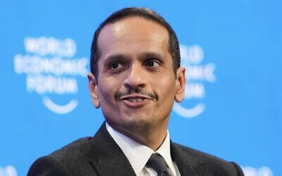 رئيس الوزراء ووزير الخارجية القطري محمد بن عبد الرحمن آل ثاني يحضر محادثة في الاجتماع السنوي للمنتدى الاقتصادي العالمي في دافوس، سويسرا، 21 يناير، 2025. (Markus Schreiber/AP)