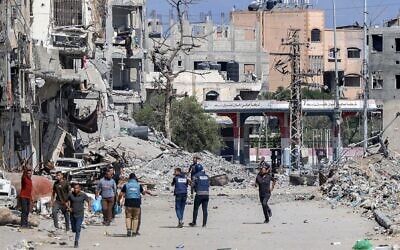 صحافيون يصورون أمام المباني المدمرة في جباليا، شمال قطاع غزة، 9 أكتوبر، 2024. (Omar Al-Qattaa/AFP)