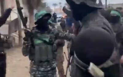 لقطة شاشة من مقطع فيديو يظهر سلطات حماس وهي تقوم على ما يبدو بإعدام فلسطينيين في غزة متهمين بالتعاون مع إسرائيل، في مقطع فيديو غير مؤكد تم تداوله على وسائل التواصل الاجتماعي، 23 يناير 2025. (Screen capture via X, used in accordance with Clause 27a of the Copyright Law)