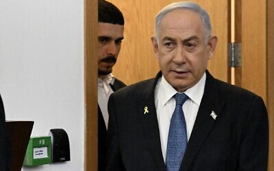رئيس الوزراء بنيامين نتنياهو يصل  إلى المحكمة المركزية في تل أبيب في 23 ديسمبر 2024 في اليوم الخامس من الإدلاء بشهادته في محاكمته بتهم الفساد. (Debbie Hill/Pool/AFP)