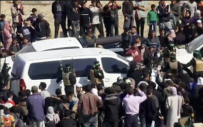 حشود تحاصر سيارة تابعة لحركة الجهاد الإسلامي الفلسطينية على ما يبدو تحمل رهائن لتسليمهم للصليب الأحمر في مدينة خان يونس جنوب قطاع غزة، 30 يناير، 2025. (Screen grab/YouTube)