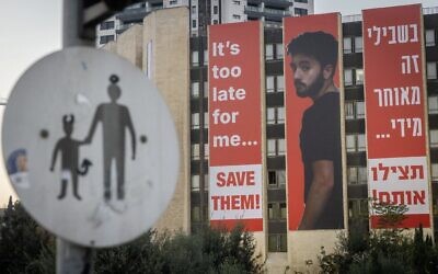 صورة للرهينة الإسرائيلي الأمريكي المقتول هيرش غولدبرغ بولين معلقة على مبنى في القدس، 3 ديسمبر، 2024. (Chaim Goldberg/Flash90)