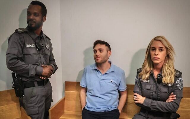إحضار آرون "آري" روزنفيلد، أحد المشتبه بهما في قضية تسريب الوثائق السرية، إلى قاعة المحكمة المركزية في تل أبيب، 7 يناير، 2025. (Koko/ Flash90) إحضار آرون "آري" روزنفيلد، أحد المشتبه بهما في قضية تسريب الوثائق السرية، إلى قاعة المحكمة المركزية في تل أبيب، 7 يناير، 2025. (Koko/ Flash90)