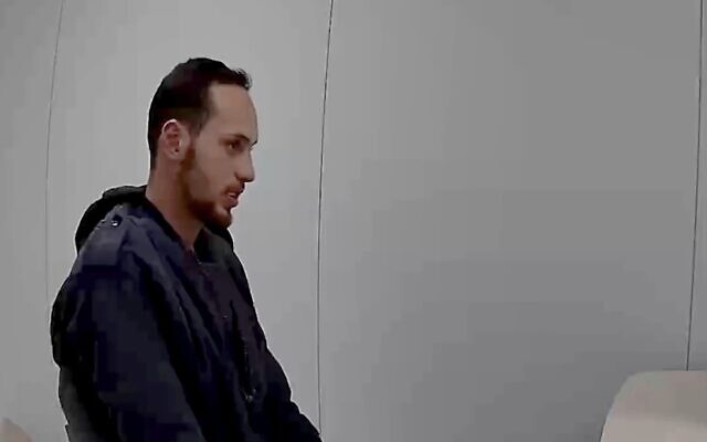 ناشط حماس أنس محمد فايز الشريف في مقطع فيديو للتحقيق معه نشره الجيش الإسرائيلي في 7 يناير، 2025. (Israel Defense Forces) ناشط حماس أنس محمد فايز الشريف في مقطع فيديو للتحقيق معه نشره الجيش الإسرائيلي في 7 يناير، 2025. (Israel Defense Forces)