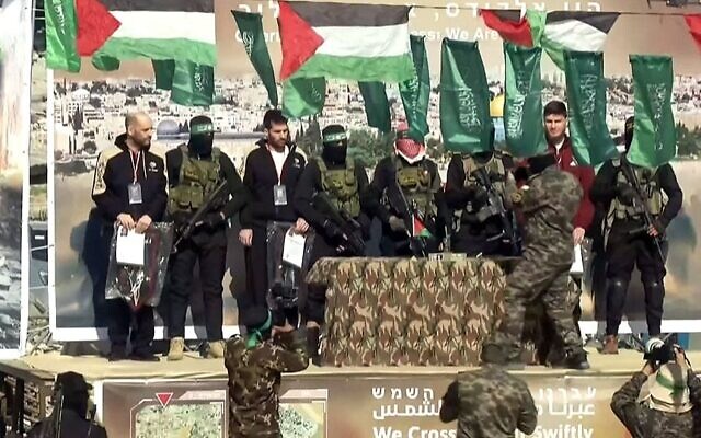 الرهائن يائير هورن وساغي ديكل حين وساشا تروفانوف على خشبة منصة في خان يونس قبل إطلاق سراحهم، 15 فبراير 2025 (Screenshot)