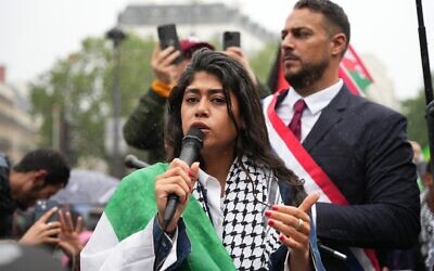 عضو البرلمان الأوروبي ريما حسن تتحدث خلال تجمع احتجاجي في وسط باريس في 29 مايو 2024، احتجاجًا على الغارة الإسرائيلية على مخيم في رفح. (Zakaria Abdelkafi/ AFP)