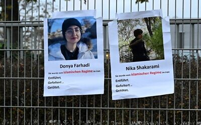 لافتات عليها صور الإيرانيتين نيكا شاكارامي (يمين) ودنيا فرهادي معلقة على سياج خلال مظاهرة ضد عمليات الإعدام في إيران خارج القنصلية العامة للجمهورية الإسلامية الإيرانية في فرانكفورت أم ماين، غرب ألمانيا، في 31 أكتوبر 2024. (Kirill KUDRYAVTSEV / AFP)