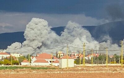 توضيحية: الدخان يتصاعد من موقع غارة جوية إسرائيلية على مدينة بعلبك بشرق لبنان في 3 نوفمبر 2024. (Sam SKAINEH / AFP)
