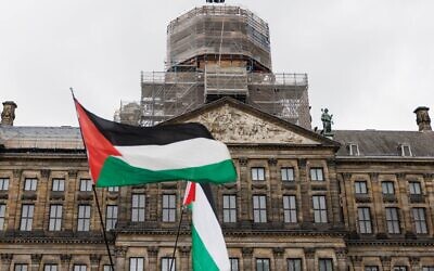 توضيحية: أعلام فلسطينية ترفرف في ساحة دام مع القصر الملكي في أمستردام في الخلفية، في أمستردام، في 15 نوفمبر 2024. (Simon Wohlfahrt/AFP)