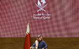 رئيس الوزراء القطري محمد بن عبد الرحمن آل ثاني يعلن اتفاق وقف إطلاق النار وإطلاق سراح الرهائن في غزة بين إسرائيل وحماس، في مؤتمر صحفي في 15 يناير 2025. (KARIM JAAFAR / AFP)