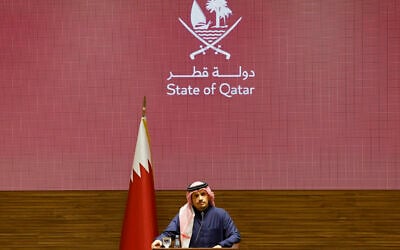 رئيس الوزراء القطري محمد بن عبد الرحمن آل ثاني يعلن اتفاق وقف إطلاق النار وإطلاق سراح الرهائن في غزة بين إسرائيل وحماس، في مؤتمر صحفي في 15 يناير 2025. (KARIM JAAFAR / AFP)