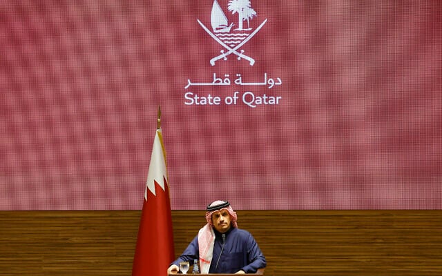 رئيس الوزراء القطري محمد بن عبد الرحمن آل ثاني يعلن اتفاق وقف إطلاق النار وإطلاق سراح الرهائن في غزة بين إسرائيل وحماس، في مؤتمر صحفي في 15 يناير 2025. (KARIM JAAFAR / AFP) رئيس الوزراء القطري محمد بن عبد الرحمن آل ثاني يعلن اتفاق وقف إطلاق النار وإطلاق سراح الرهائن في غزة بين إسرائيل وحماس، في مؤتمر صحفي في 15 يناير 2025. (KARIM JAAFAR / AFP)
