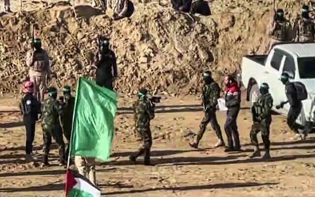 تسليم الرهينة الإسرائيلي ياردن بيباس إلى الصليب الأحمر عند إطلاق سراحه، في خان يونس في جنوب قطاع غزة 1 فبراير 2025. (AFPTV / AFP)