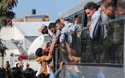 توضيحية: أسرى أمنيون فلسطينيون أفرجت إسرائيل عنهم كجزء من اتفاق وقف إطلاق النار مع حماس، يلقوا ترحيبا عند وصولهم في الحافلات إلى المستشفى الأوروبي في خان يونس في 1 فبراير 2025. (Eyad Baba / AFP)