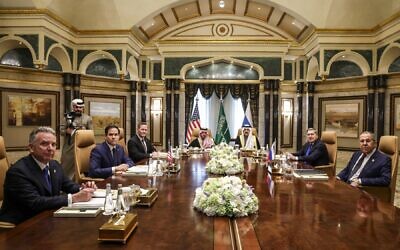 من اليسار: المبعوث الأمريكي إلى الشرق الأوسط ستيف ويتكوف، ووزير الخارجية ماركو روبيو، ومستشار الأمن القومي مايك والتز، ووزير الخارجية السعودي الأمير فيصل بن فرحان آل سعود، ومستشار الأمن القومي مسعد بن محمد العيبان، ومستشار السياسة الخارجية للرئيس الروسي يوري أوشاكوف، ووزير الخارجية الروسي سيرجي لافروف يحضرون اجتماعًا في قصر الدرعية بالرياض في 18 فبراير 2025. (Evelyn Hockstein / POOL / AFP)