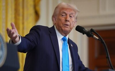 الرئيس الأمريكي دونالد ترامب يتحدث خلال مؤتمر صحفي مع رئيس الوزراء بنيامين نتنياهو في الغرفة الشرقية للبيت الأبيض في واشنطن، 4 فبراير 2025. (Evan Vucci/AP)