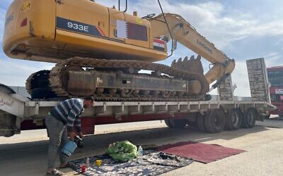 سائق شاحنة محملة بمعدات بناء ينتظر على الجانب المصري من معبر رفح الحدودي استعدادًا لدخول قطاع غزة، 18 فبراير 2025. (Mayar Mokhtar/AP)