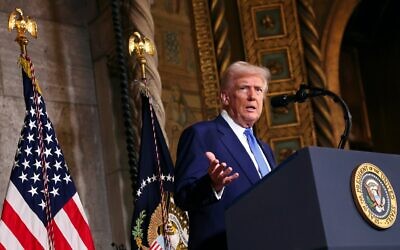 الرئيس الأمريكي دونالد ترامب يتحدث في مار إيه لاغو في بالم بيتش بولاية فلوريدا، 18 فبراير 2025. (Pool via AP)