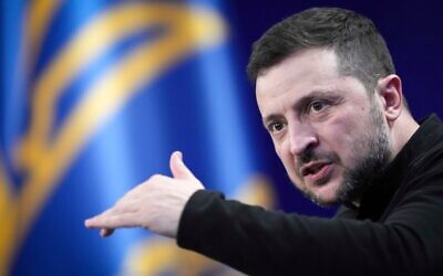 الرئيس الأوكراني فولوديمير زيلينسكي يجيب على أسئلة وسائل الإعلام خلال مؤتمر صحفي في كييف، أوكرانيا، 23 فبراير 2025. (AP Photo/Evgeniy Maloletka)