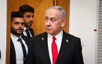 رئيس الوزراء بنيامين نتنياهو يصل إلى قاعة محكمة تل أبيب المركزية لليوم العاشر من شهادة رئيس الوزراء في محاكمته بتهم الفساد، 17 فبراير 2025. (Gideon Markowicz/POOL)