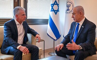 رئيس الوزراء بنيامين نتنياهو (يمين) يلتقي رئيس الموساد دافيد برنياع، 18 أبريل، 2024. (Kobi Gideon/GPO)