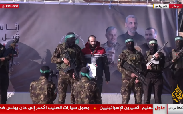 الرهينة ياردن بيباس على منصة نصبتها حركة حماس في خان يونس في 1 فبراير 2025 (Screen grab/YouTube)