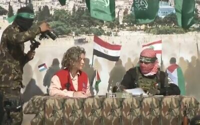 ممثلة الصليب الأحمر توقع على وثائق تتعلق بالإفراج عن الرهائن في خان يونس، 15 فبراير 2025 (Video screenshot)