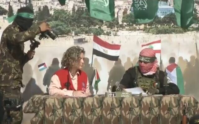 ممثلة الصليب الأحمر توقع على وثائق تتعلق بالإفراج عن الرهائن في خان يونس، 15 فبراير 2025 (Video screenshot)