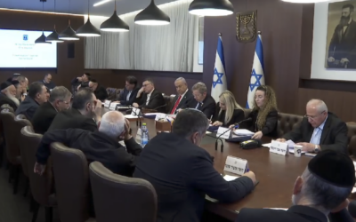 رئيس الوزراء بنيامين نتنياهو يرأس اجتماعًا للحكومة في القدس في 9 فبراير 2025. (GPO/Screenshot)