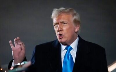 الرئيس الأمريكي دونالد ترامب يتحدث للصحفيين بجوار الطائرة الرئاسية بعد وصوله إلى قاعدة أندروز المشتركة في ماريلاند، 2 فبراير، 2025. (Ben Curtis/AP)